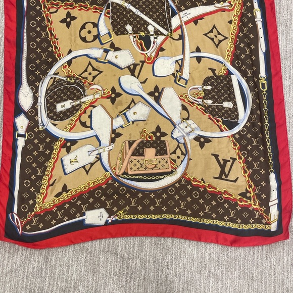 Good condition small stains in one corner of the scarf - Picture 2 of 16